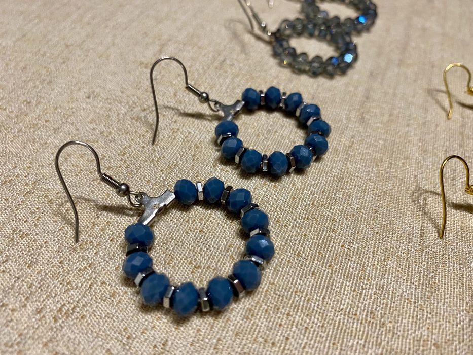 Brincos artesanais brilhantes