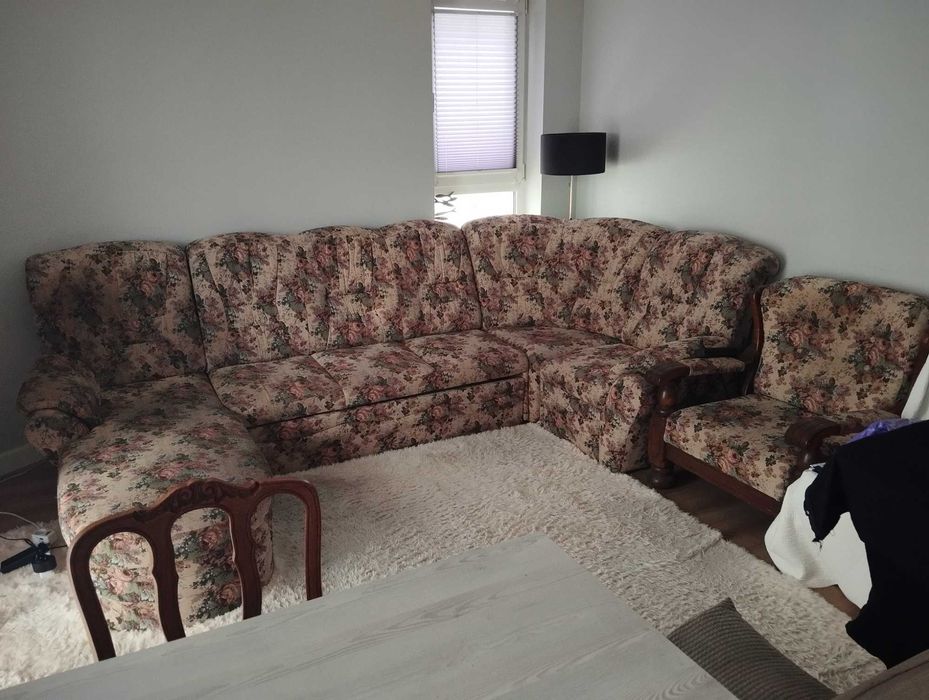 Oddam za darmo dużą kanapę z fotelem i pufą