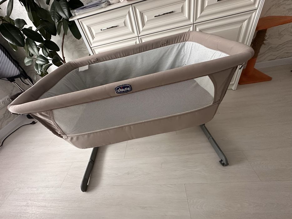 Приставне ліжечко Chicco next2me