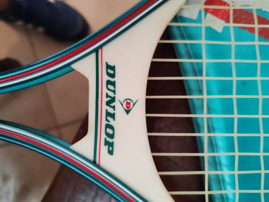 Raquete de tênis Dunlop com 20 anos