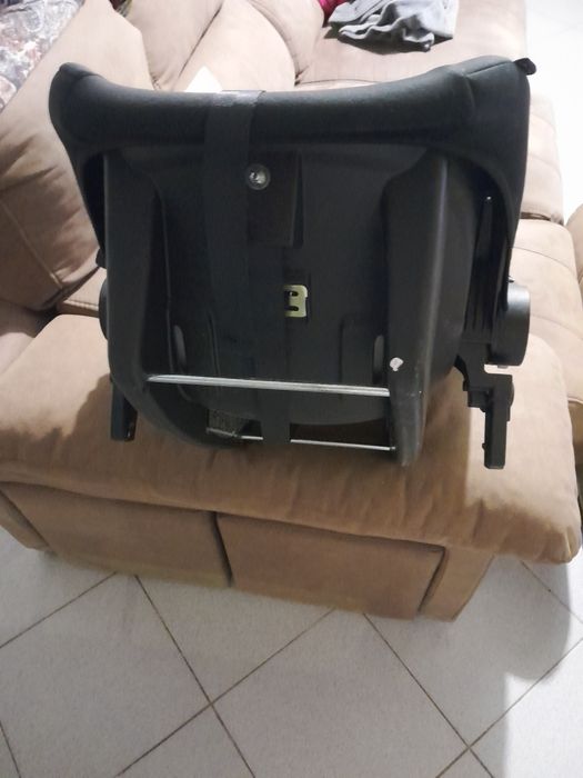 Cadeira de transporte no carro de criança