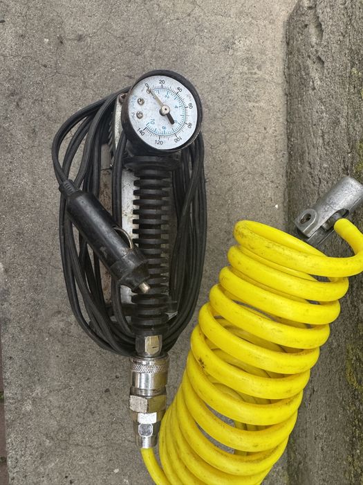 Автомобильный компрессор для подкачки колес