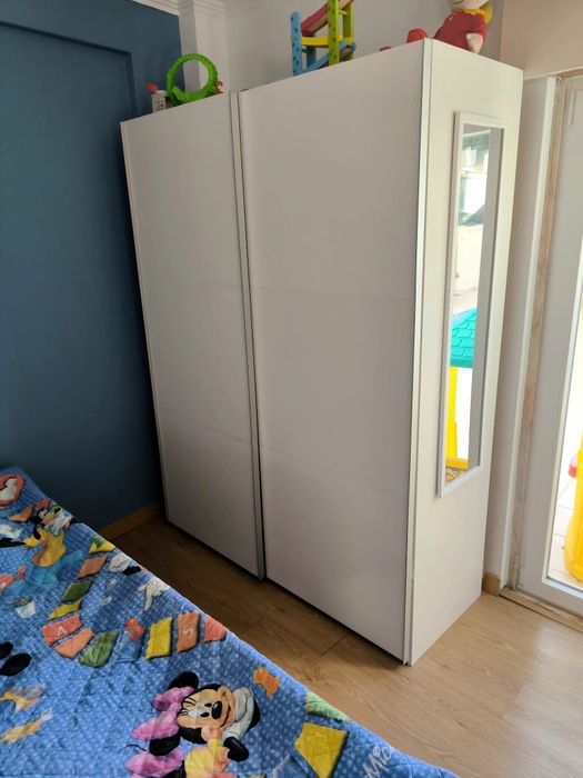 Roupeiro branco com espelho