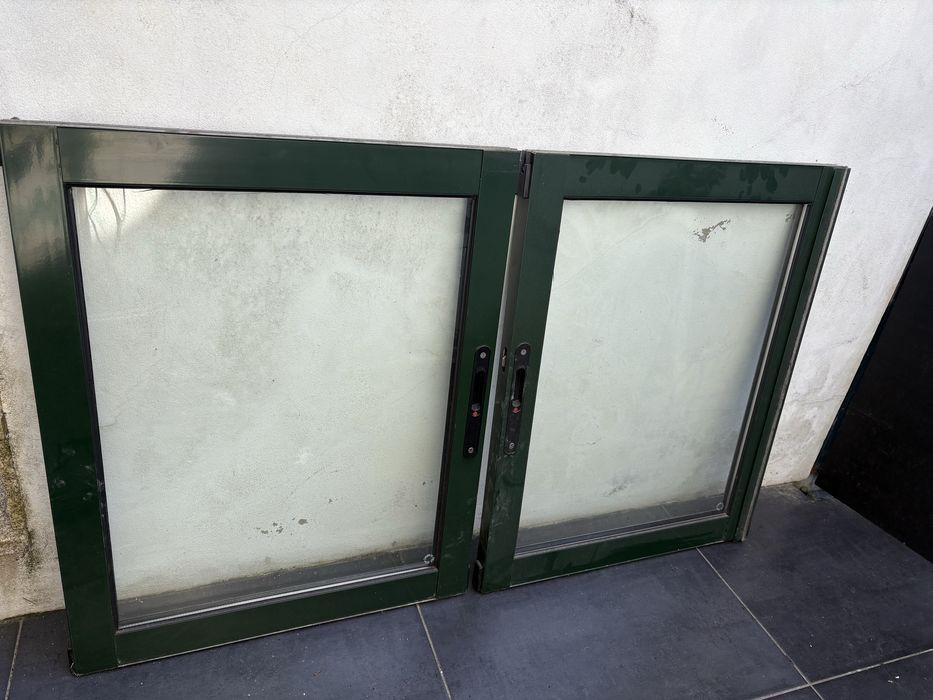 Janela completa com portadas aluminio verde