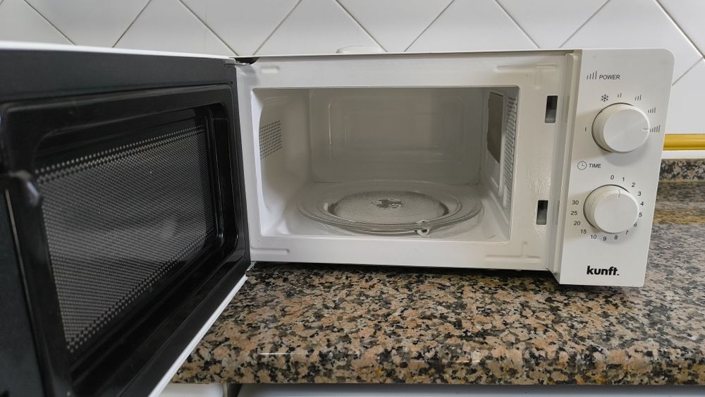 Micro-ondas Kunft em excelente estado