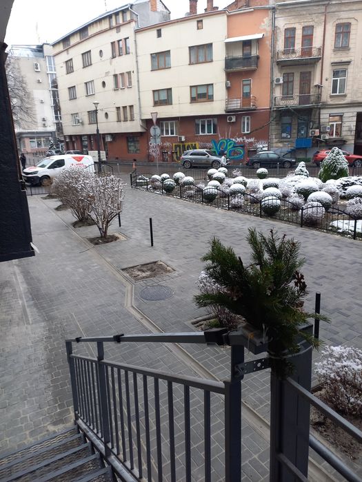 Комерційне приміщення з фасадним входом біля стометрівки