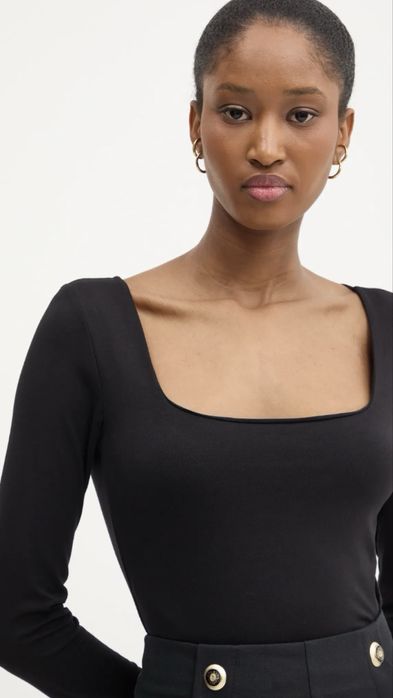 Лонгслив чёрный с декольте