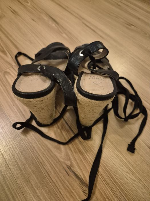 Sandały na koturnie