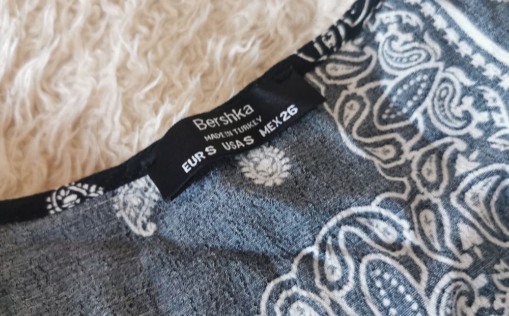 Crop top na krótki rękaw we wzory Bershka rozmiar S