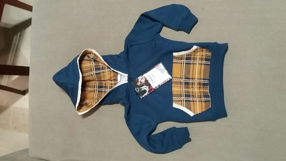 Roupa de criança nova com etiqueta, várias peças.