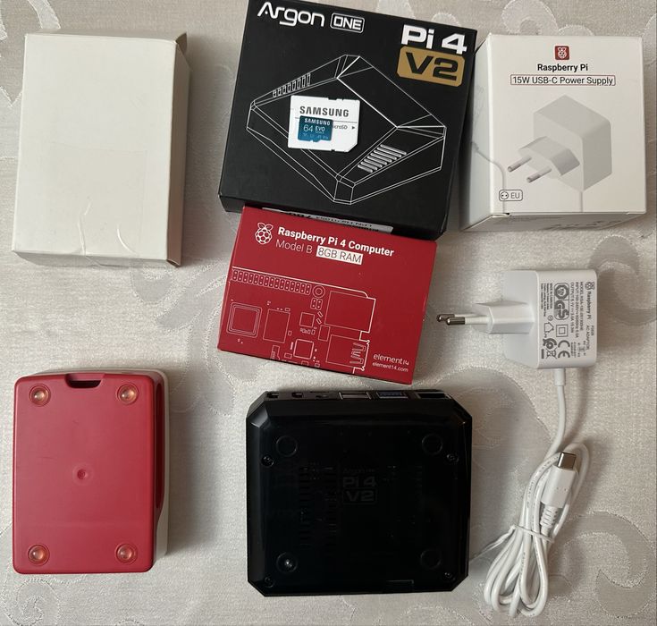 Raspberry Pi 4 8GB + Argon ONE V2+ zasilacz + karta Samsung 64GB