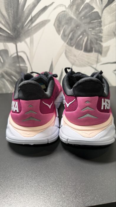 Кросівки жіночі для бігу Hoka Arahi 6