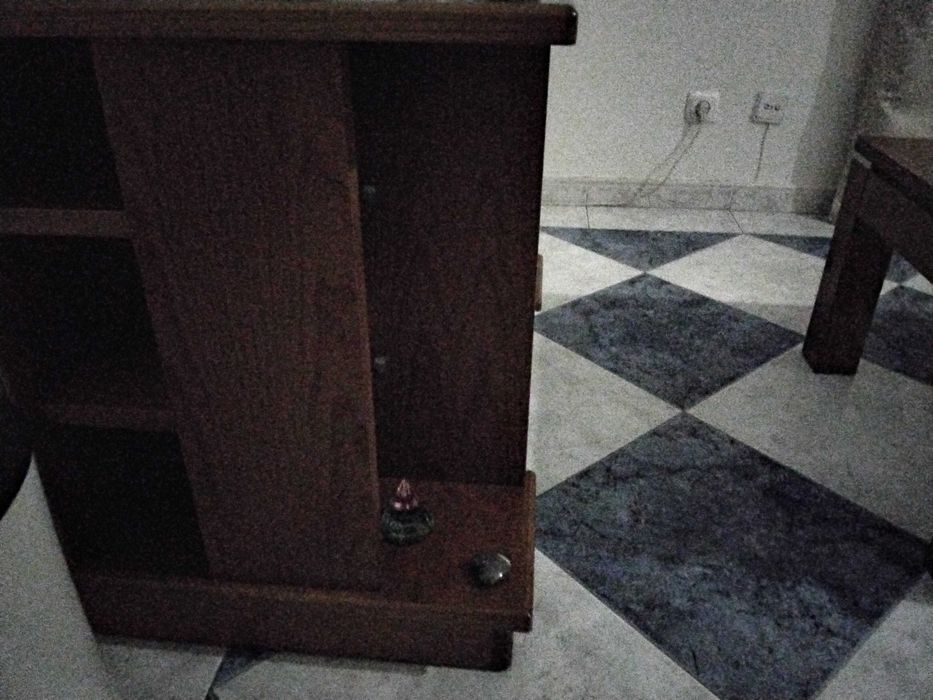 Mesa tv em pinho mel com tampo de vidro grosso e 4 suportes prateados