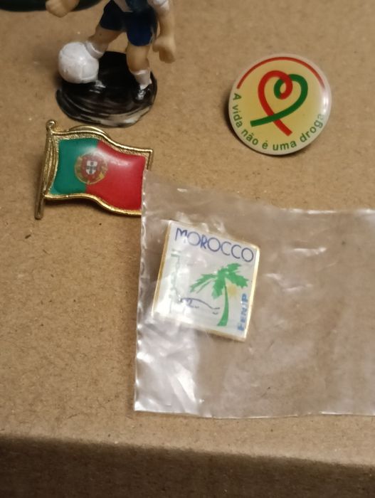 Lote de colecionaveis,pins, bonecos..