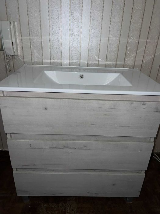 Móvel casa de banho com lavatório.