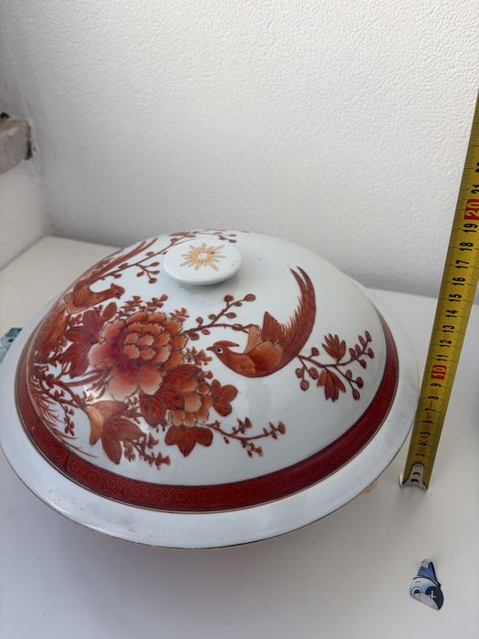 Taça de sopa em porcelana chinesa pintada à mão com tampa.