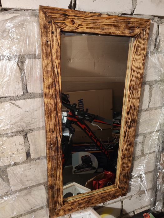 Duże lustro w drewnianej ramie