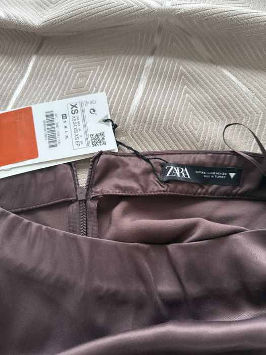 Нова атласна юбка Zara