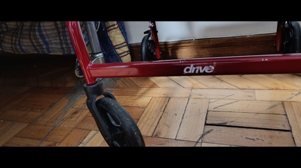 Andarilho com travões e com rodas  e dá para recolher e por carro