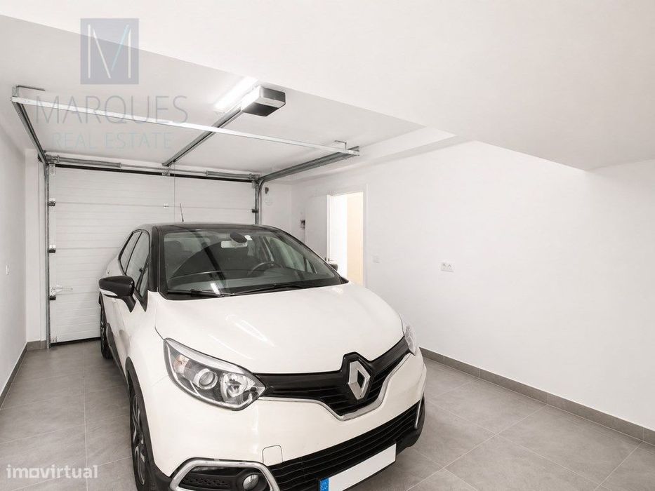 Moradia T3 geminada com Garagem e Logradouro no centro da Costa de ...