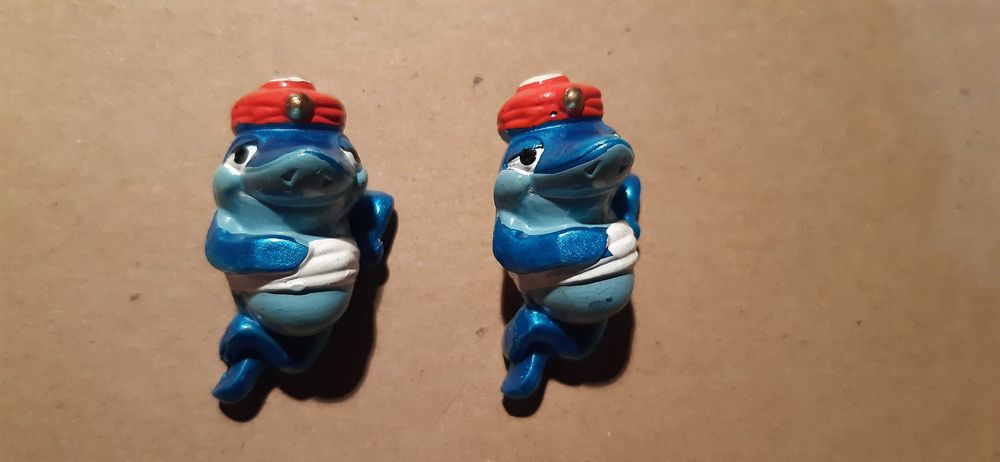 2 stare figurki delfinki z kinderek