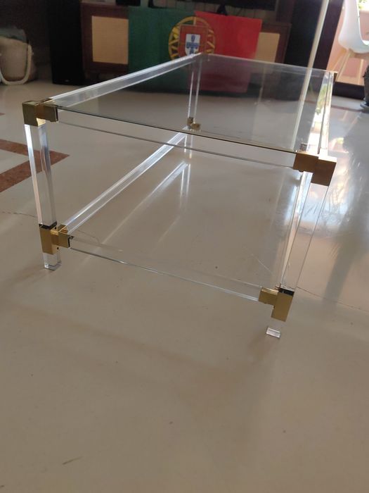 Mesa de centro em acrílico e vidro 57x114