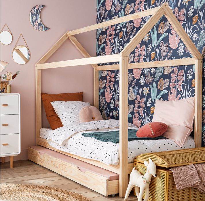 Cama-cabana em pinho maciço + cama gaveta + colchoes.