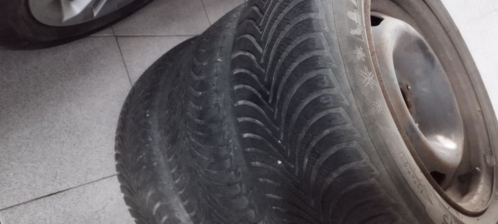 Pneu 195 65 R15 com jante