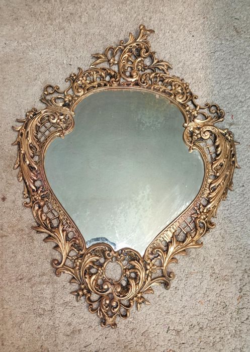 Espelho dourado em latão fundido