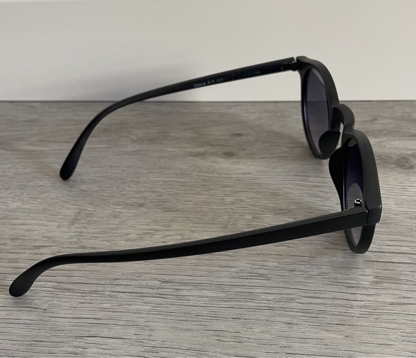 Óculos de sol pretos arredondados