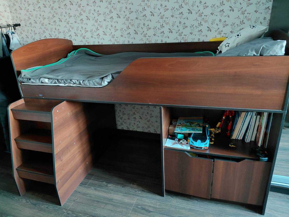 Двох'ярусне ліжко з механізмом викочування столом