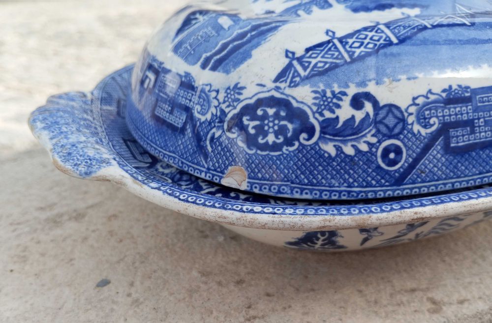 Antigo prato coberto/terrina Inglesa Blue Willow em faiança