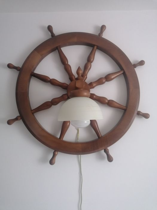 Lampa ścienna drewniana koło sterowe