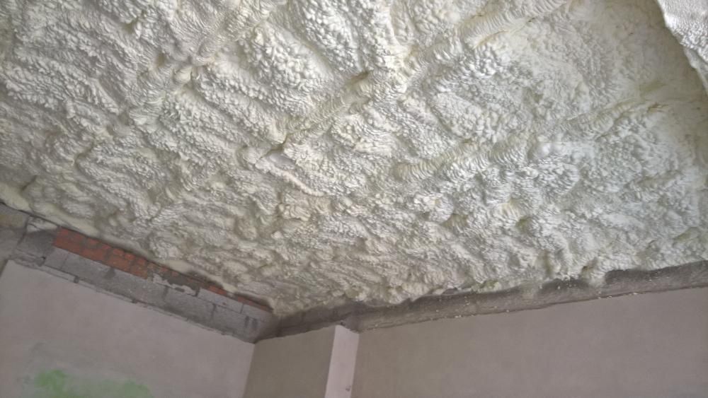 Izolacja natryskowa Pianą Pur posadzki tynki wyburzenia remonty płytki