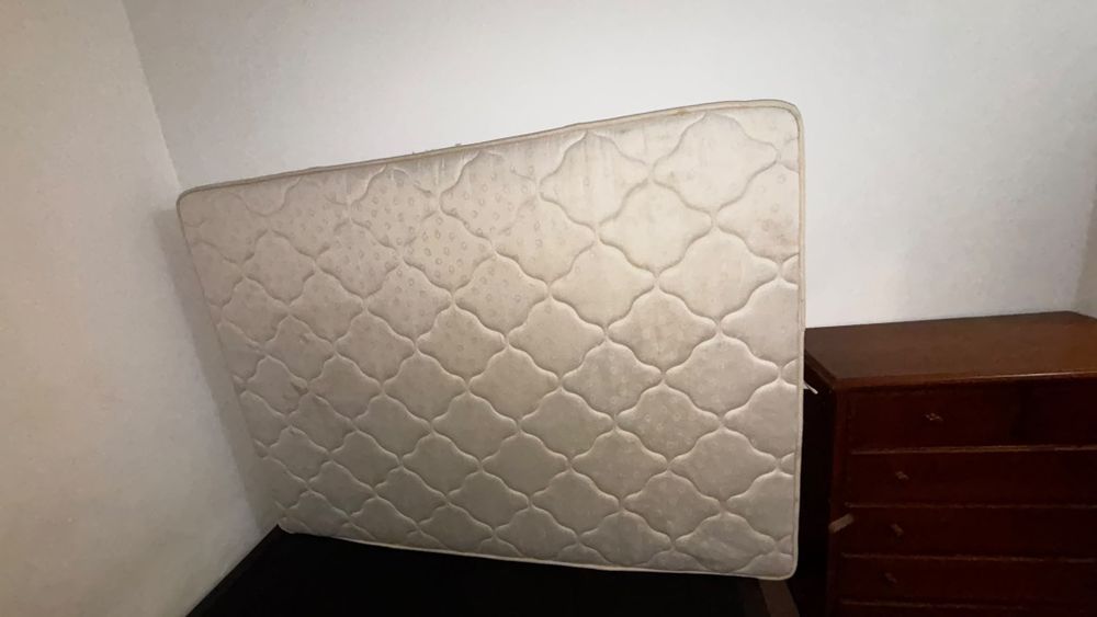 Vende-se moveis, cama e a base, roupeiro com espelho, e um mini armário com  seis gavetas