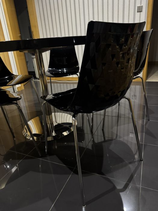 Mesa redonda e Cadeiras