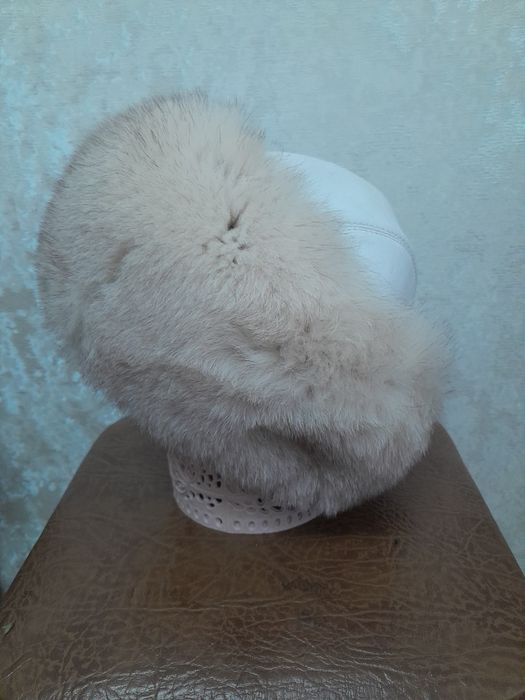 Жіноча хутряна шапка