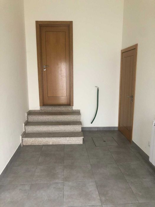 Arrenda-se Vivenda constituída por RC e 1º Andar garagem