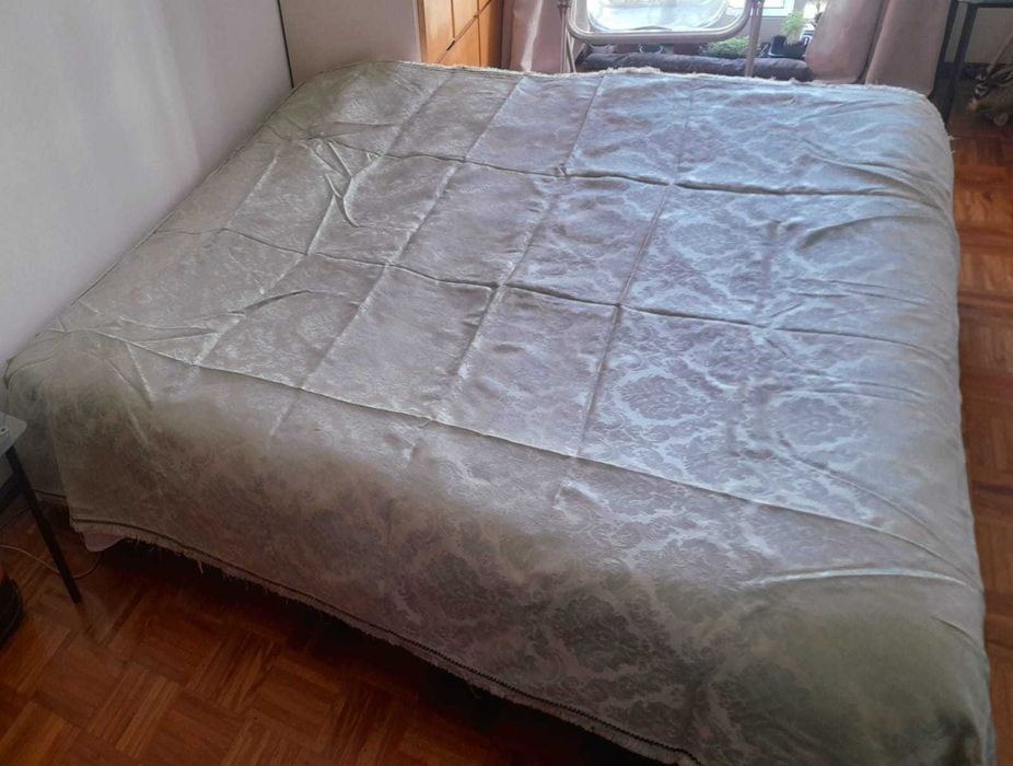 Colcha Antiga Adamascada com 2 Borlas
