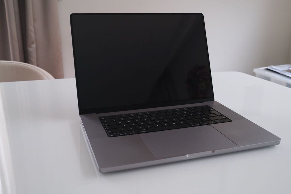 MacBook Pro 16 M1 Pro 32GB 512GB – Szkło Spigen – pierwszy właściciel