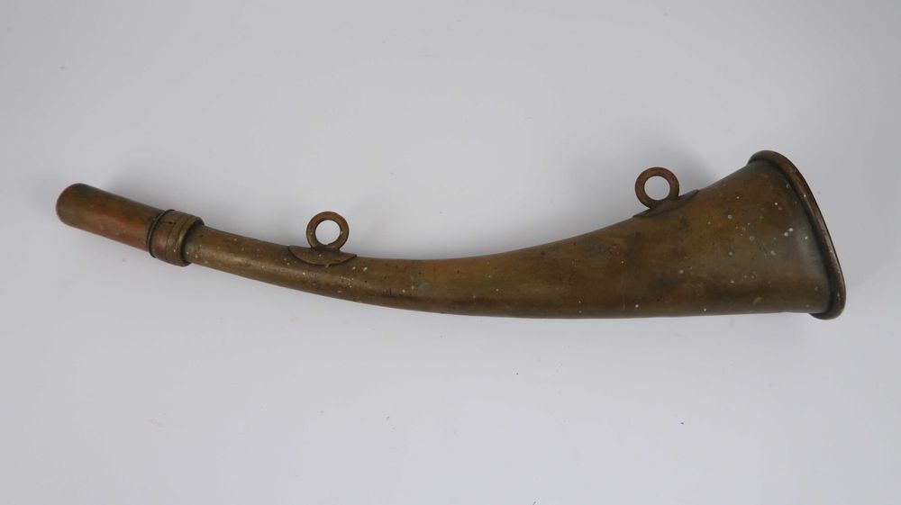 Corneta de caça antiga em cobre