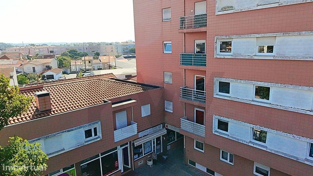 Apartamento T2 com Terraço Privativo, no Centro de Ovar