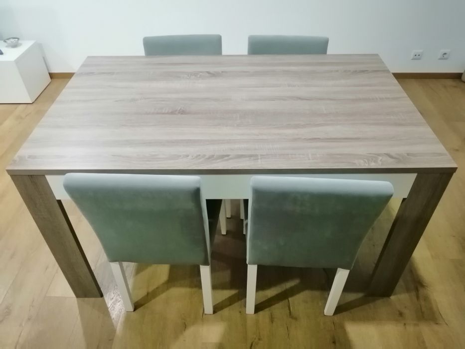 Mesa de sala e cadeiras