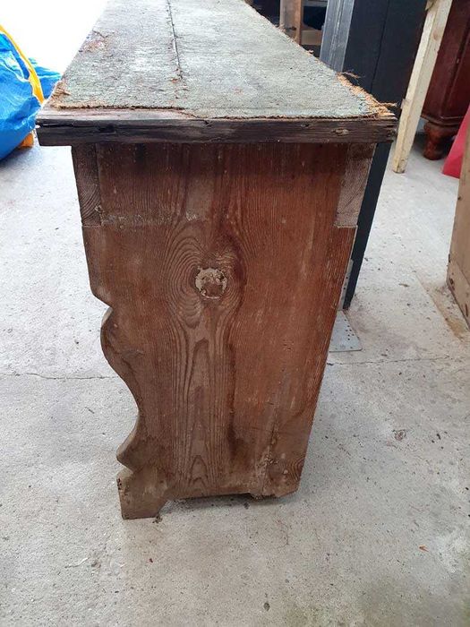 Stara ławka ze schowkiem