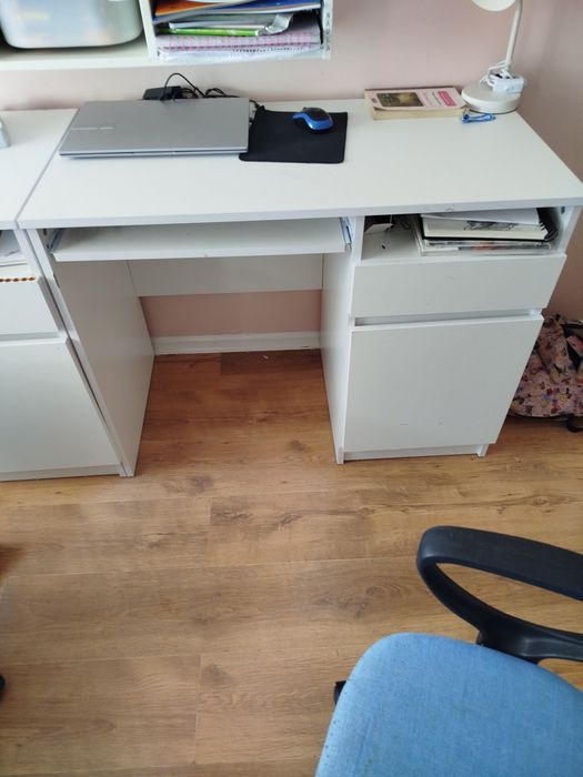 Dwa biurka i dwa krzesła obrotowe