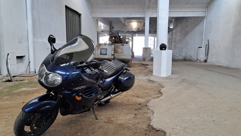Triumph trophy 900