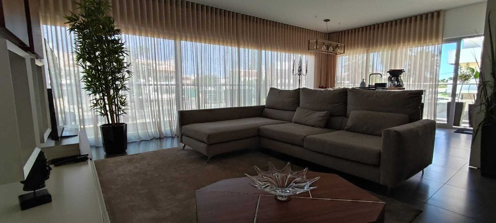 Excelente T2 com Grande Terraço, Piscina e 2 Lugares de Garagem