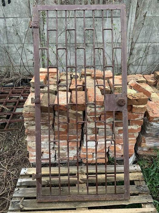 Metalowa krata drzwiowa (drzwi ażurowe)