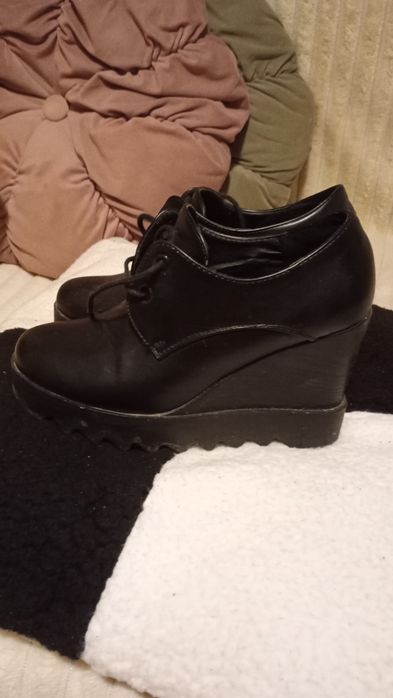 Buty na koturnie rozm.37