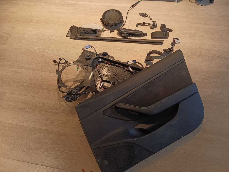 Тесла модел 3 двері праві передня і задня